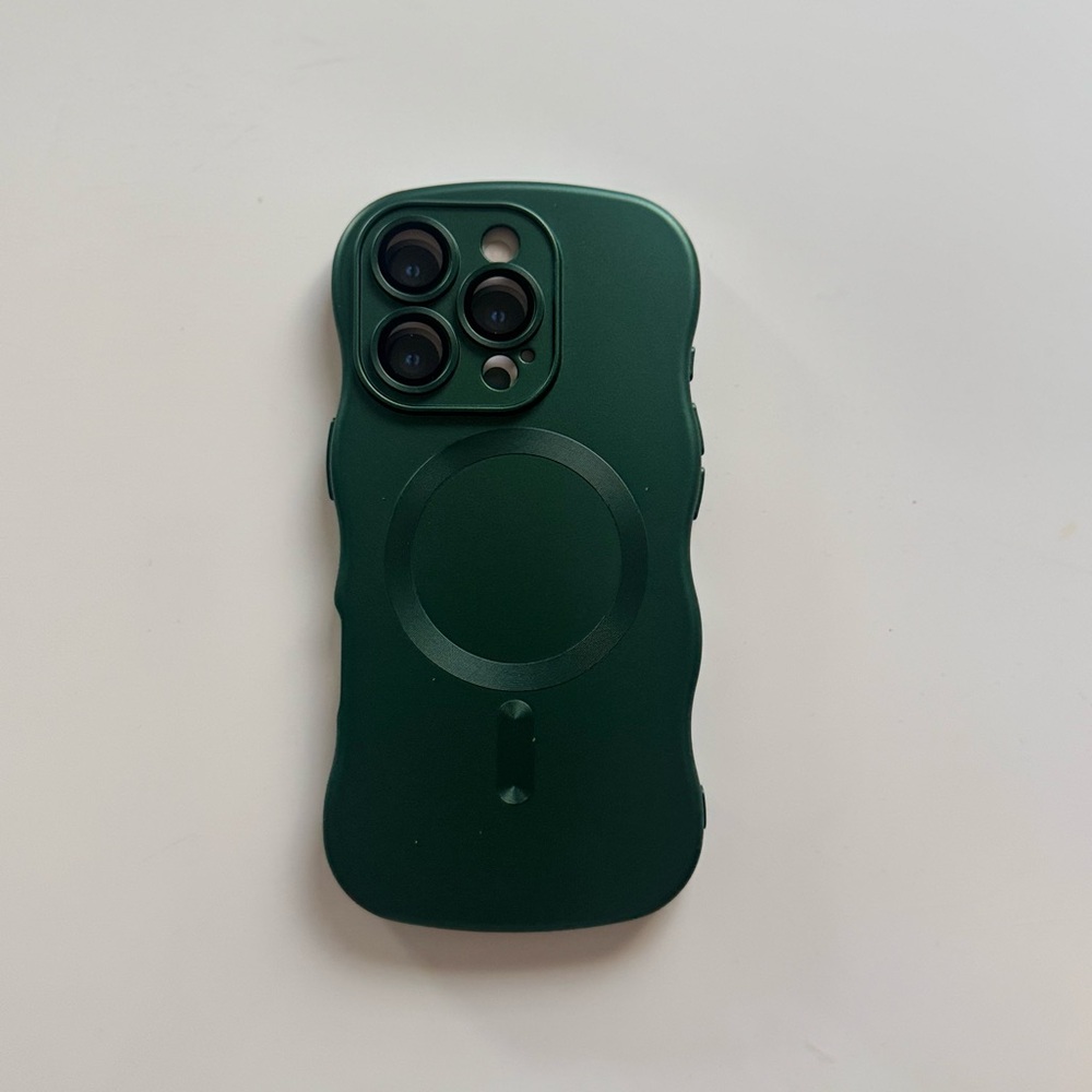 Wavy Stylish Green Protective Phone Case iPhone 16 Pro 6.3 Inch